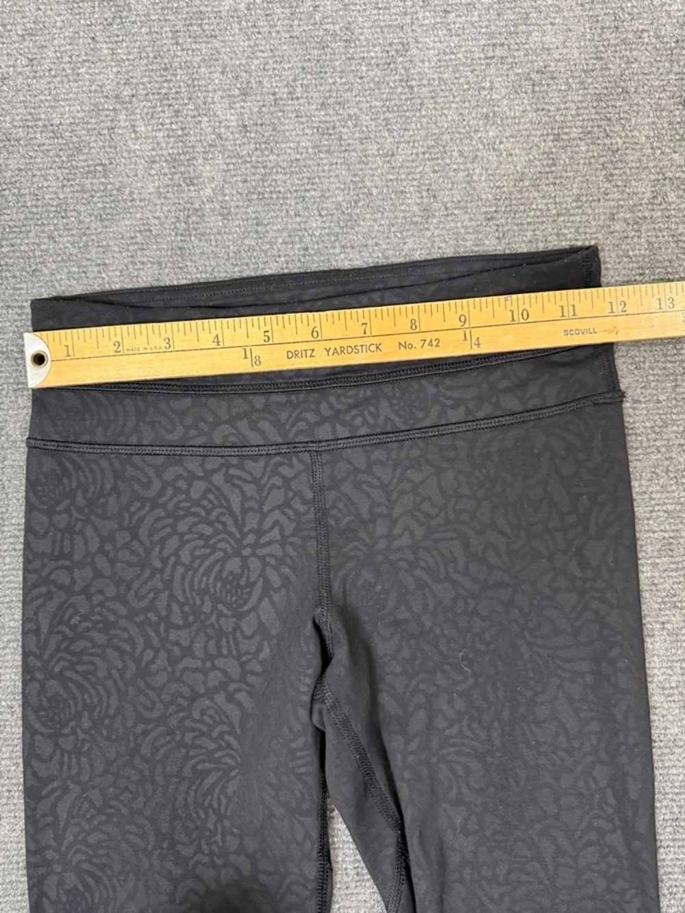 Lululemon Black Patterned Cropped Leggings Back Zipper Pocket Sz 2 (A2)